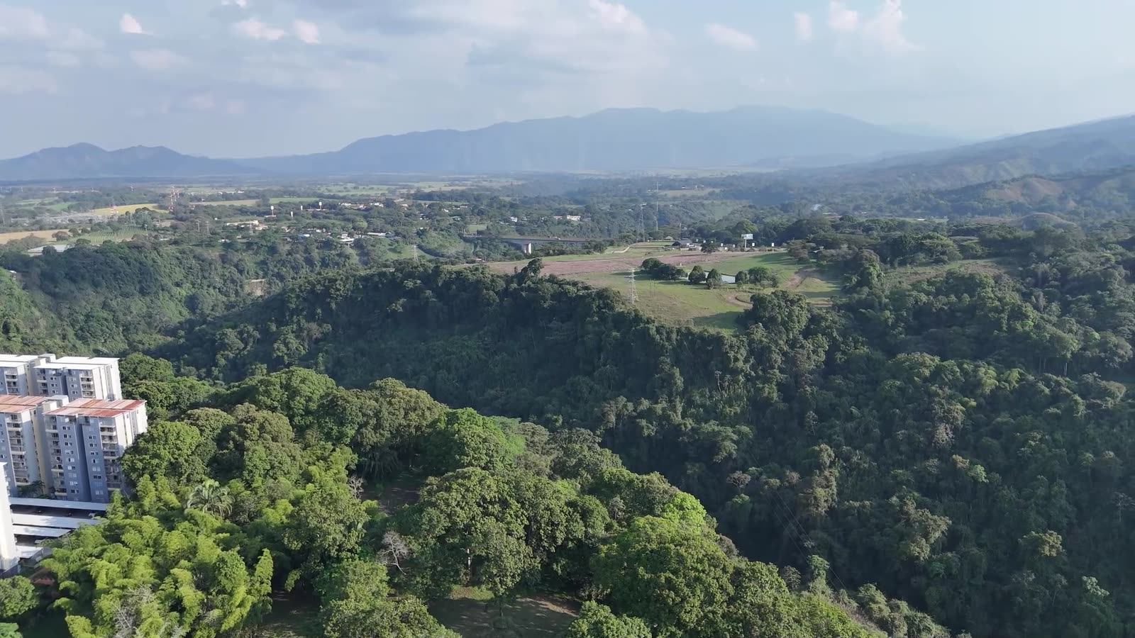 Panorámica de la cordillera y el valle sobre el Cañón del Combeima.